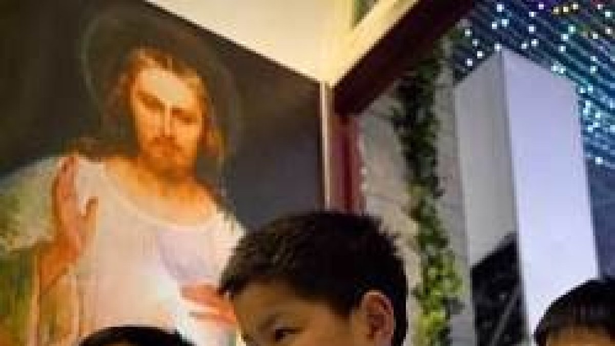 El régimen permite actividades con niños solo dentro del templo y bajo vigilancia