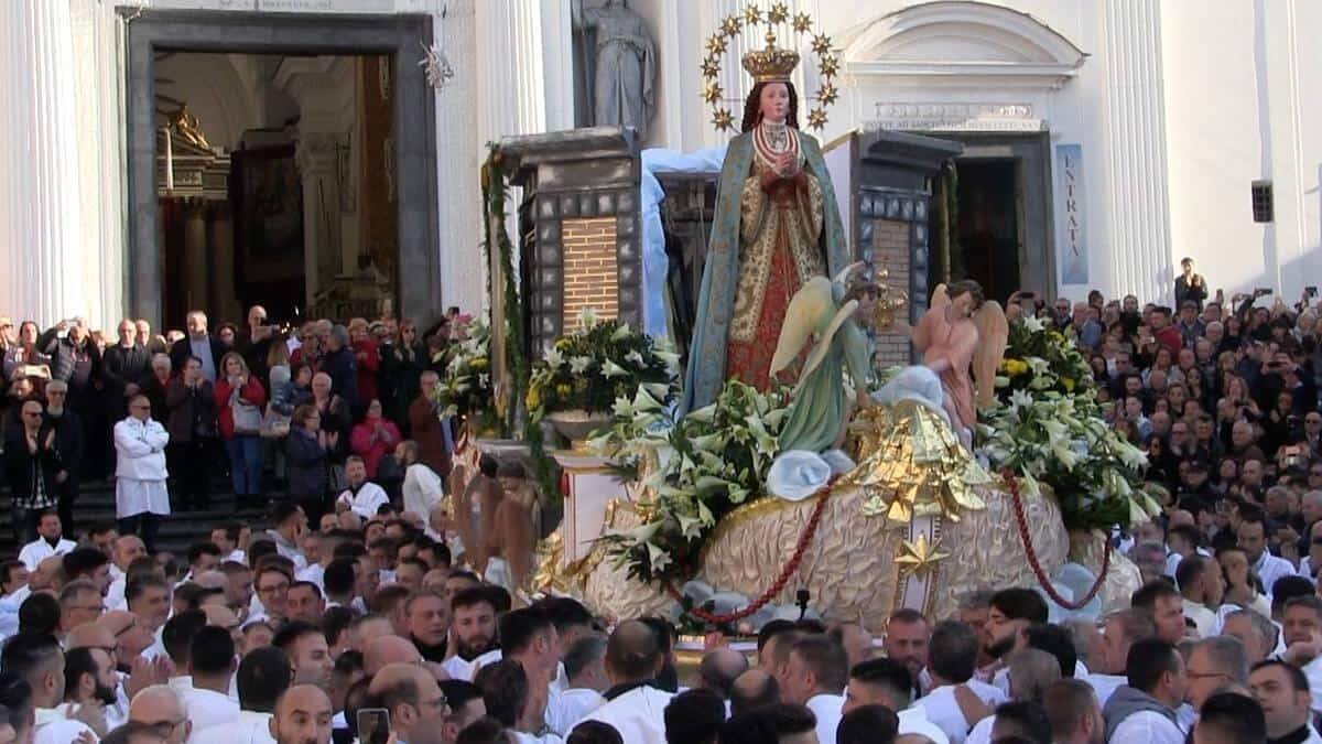 En la solemnidad de la Inmaculada se festeja la belleza de la cúspide humana de la gracia y la santidad. Foto: Procesión de la Inmaculada en Torre del Greco (Nápoles).