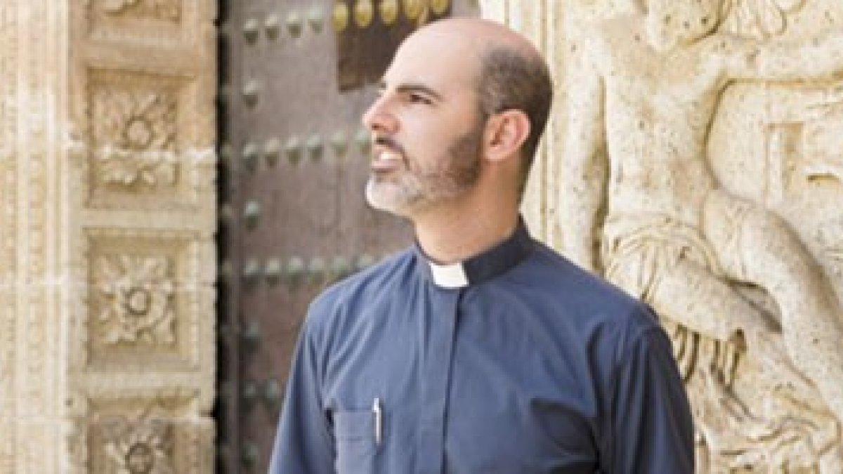 De joven escupía a los que iban a misa, unos amigos le invitaron a la Iglesia, y ahora es sacerdote