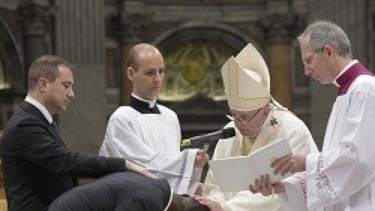 John Ogah, uno de los bautizados, se enfrentó a un criminal que portaba un arma y que había robado un establecimiento