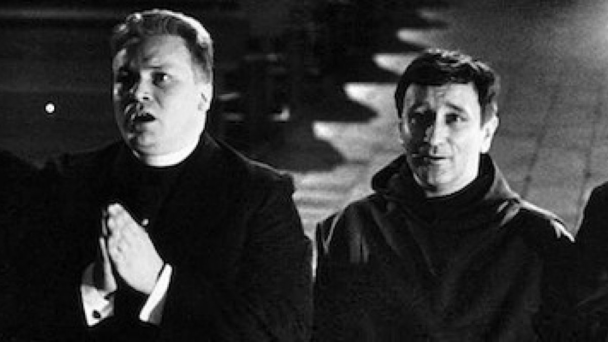 Los sacerdotes juegan un papel decisivo en la mayoría de las novelas de Bruce Marshall, con retratos ricos y veraces.