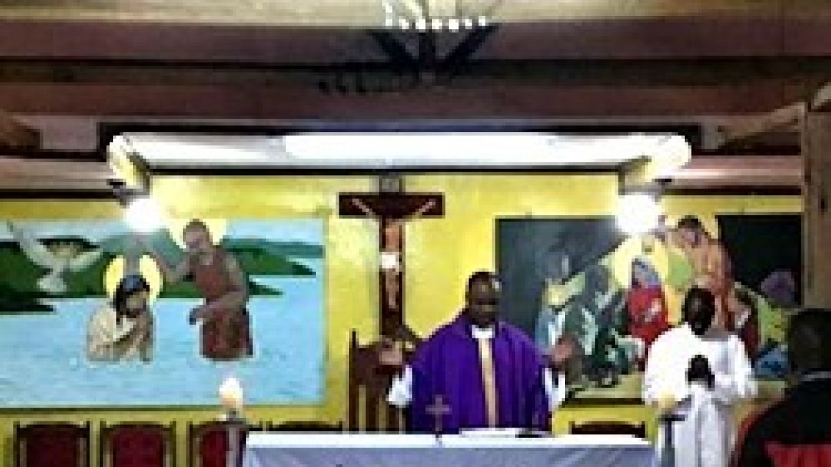 El Bautismo del Señor y la Adoración de los Pastores, en la iglesia de San Juan Bautista en Oloolua (Kenia).