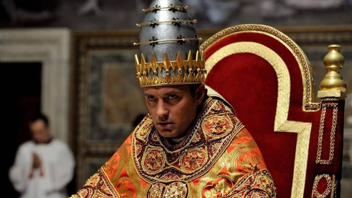Jude Law interpreta al hipotético Papa Pío XIII, quien, enfrentado al espíritu del mundo, recupera la tiara pontificia, triple corona símbolo del triple poder papal: padre de los reyes, rector del mundo, Vicario de Cristo.