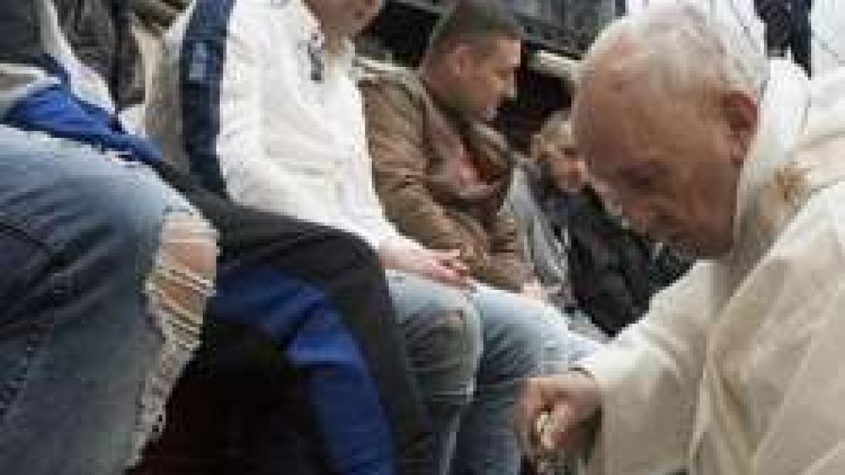 Francisco lavó los pies de 12 internos en la cárcel Regina Coeli en Jueves Santo de 2018