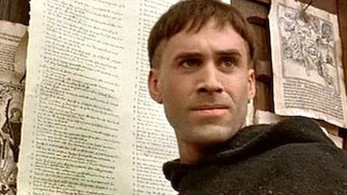Lutero, interpretado en 2003 por Joseph Fiennes, proclama sus tesis heréticas en 1517 clavándolas en el palacio de Wittenberg.