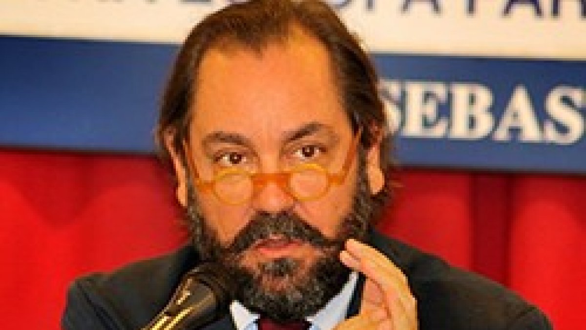 El subdirector de ABC, Pérez-Maura, se suma a la defensa de Santiago Martín