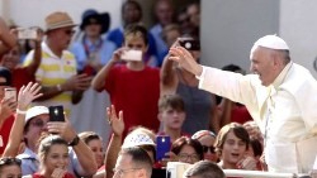 El Papa Francisco, feliz, con los peregrinos en la Plaza de San Pedro