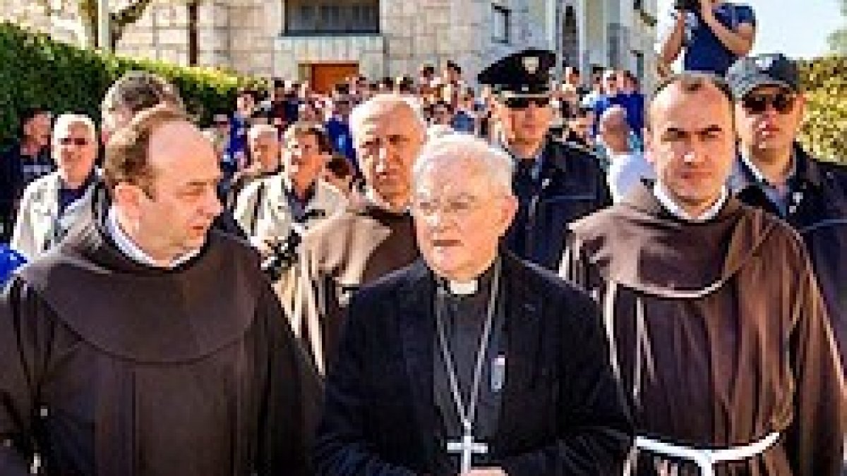 Monseñor Hoser, durante una de sus visitas a Medjugorje, donde ha alabado la labor de los franciscanos. Foto: Radiopostaja MIR Medjugorje.