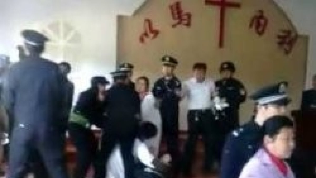 Policías detienen a cristianos evangélicos en Jinhua en 2015 que se oponían a la demolición de su iglesia