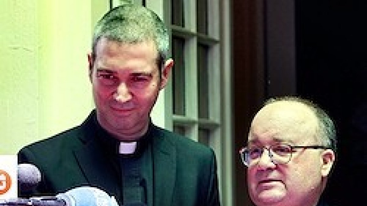 A la izquierda, monseñor Jordi Bertomeu; a la derecha, monseñor Charles Scicluna.