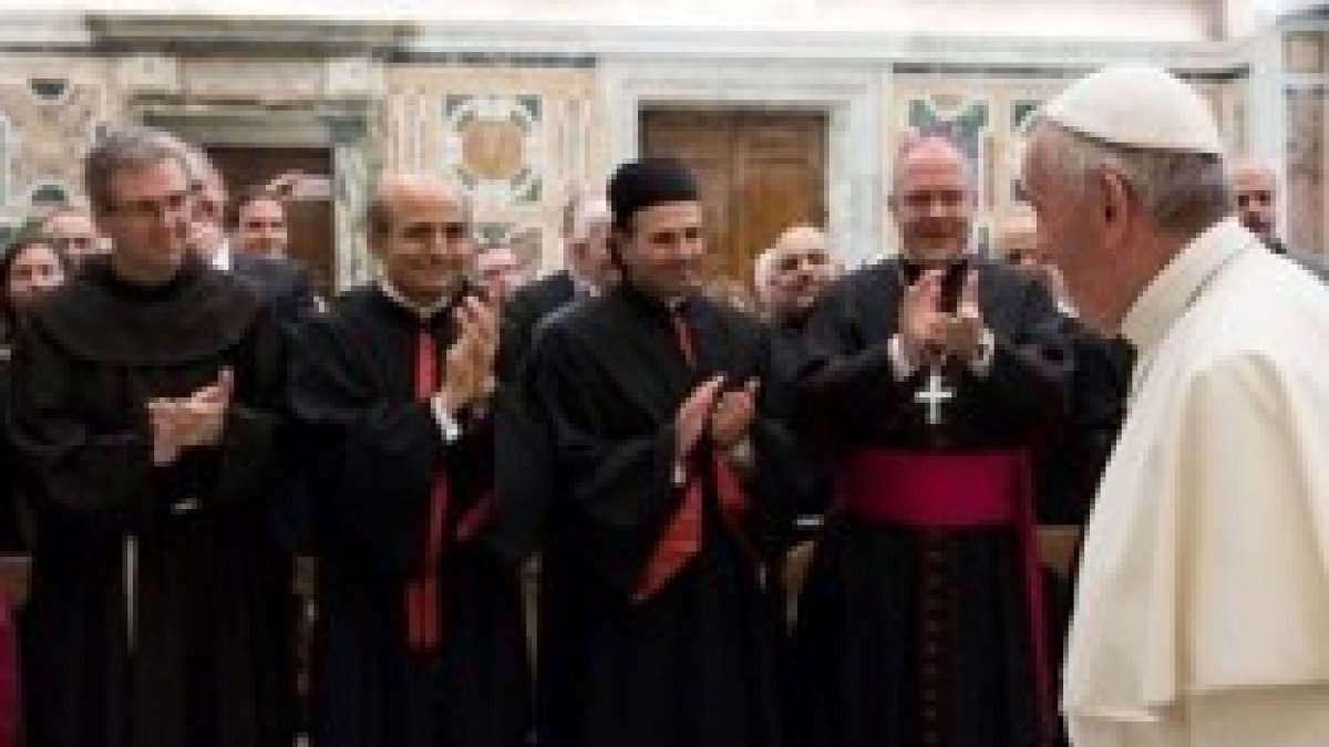 El Papa se dirige a los obispos noveles en la Sala Clementina del Vaticano