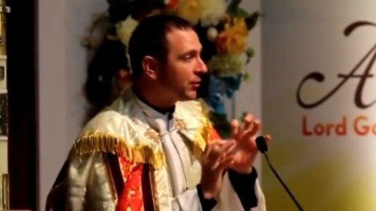 El padre Mathias Thelen no solo ora por los enfermos, sino que enseña a evangelizar con el poder del Espíritu