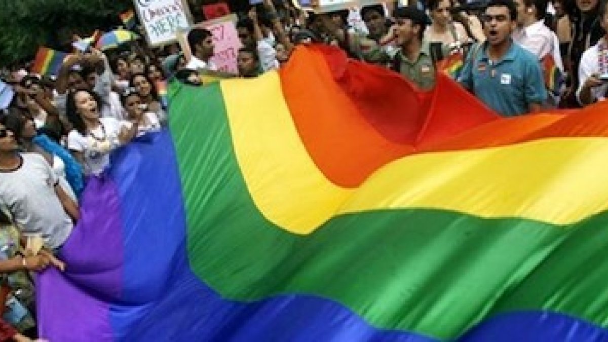 La ideología de género reclama libertad en las calles a la vez que se impone por la fuerza desde las instituciones.