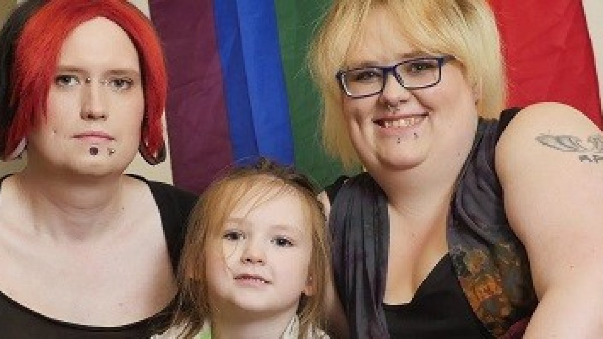 La pareja está constituida por un transgénero, una mujer que también dice ser hombre y el niño, al que no le dan género / Metro