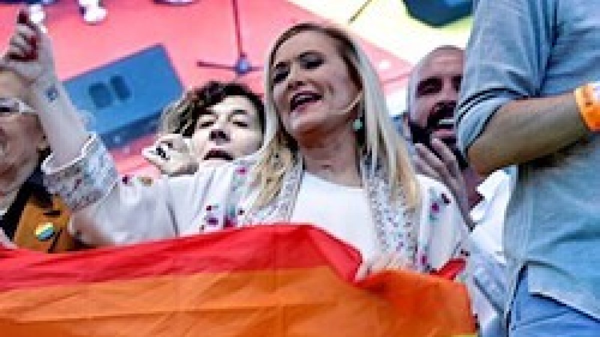Cristina Cifuentes, presidente de la Comunidad de Madrid, bailando en el estrado presidencial del World Pride gay celebrado en Madrid a principios de este verano.