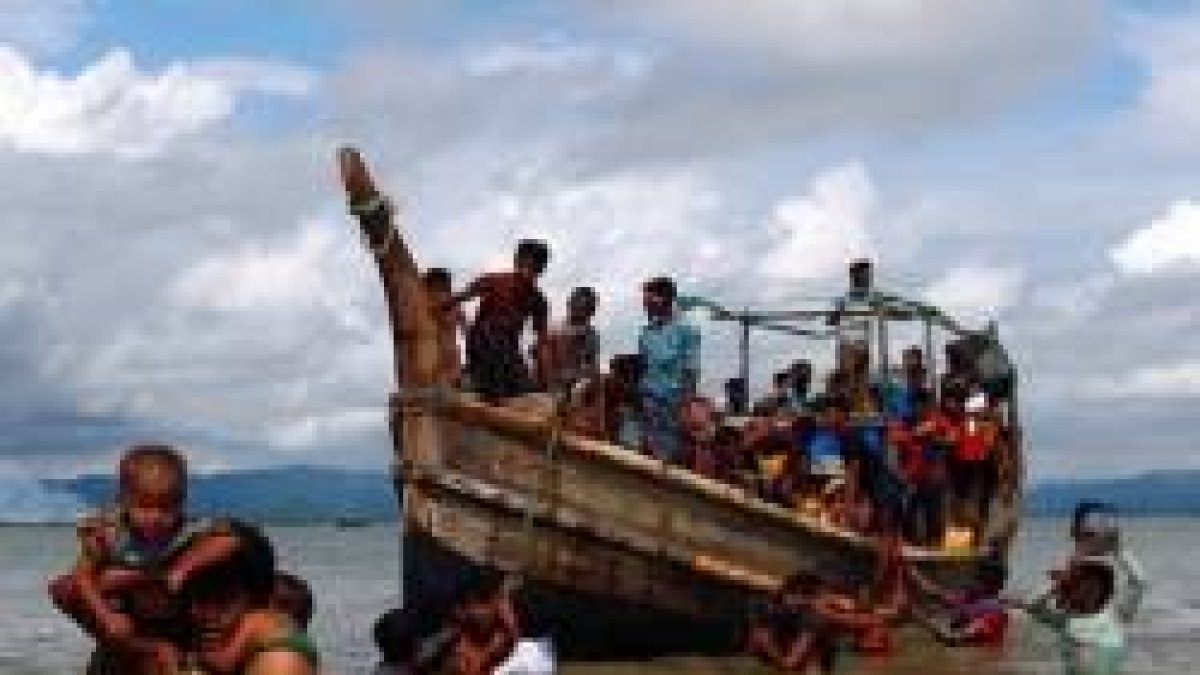 Barco con refugiados rohingya en la frontera de Bangladesh