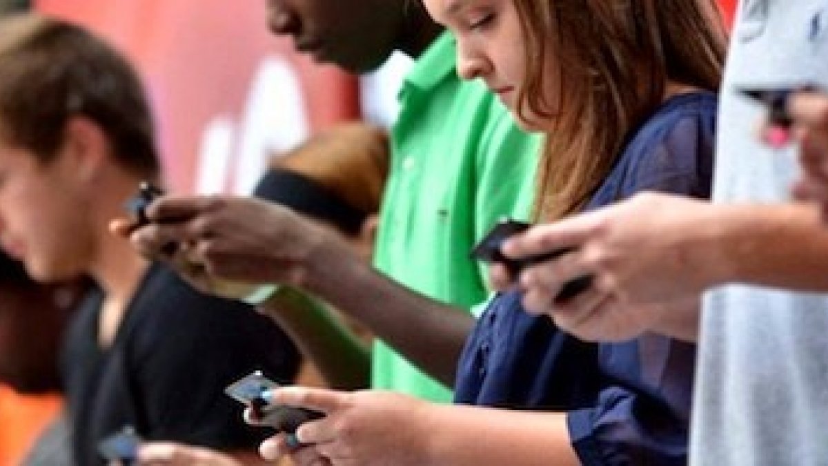 La conectividad absoluta y permanente tiene consecuencias cada vez más evidentes en la generación que nació con ella.