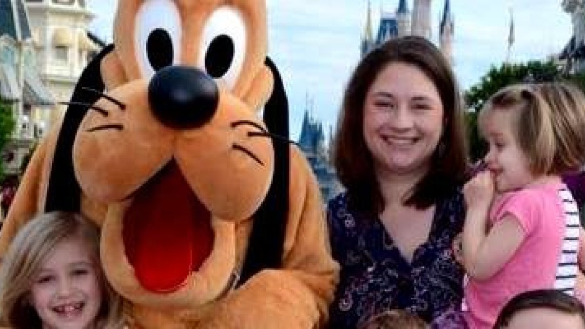 Andrea Erdman con los niños en Disneyworld, en verano de 2016, cuando todos en casa eran solo laicos católicos novatos