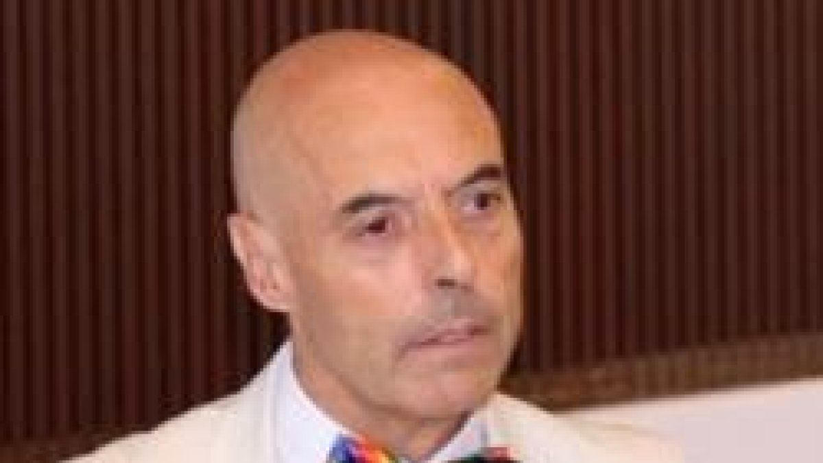 El diputado socialista Hurtado, activista LGTB y laicista, pregunta si los clérigos se están registrando adecuadamente