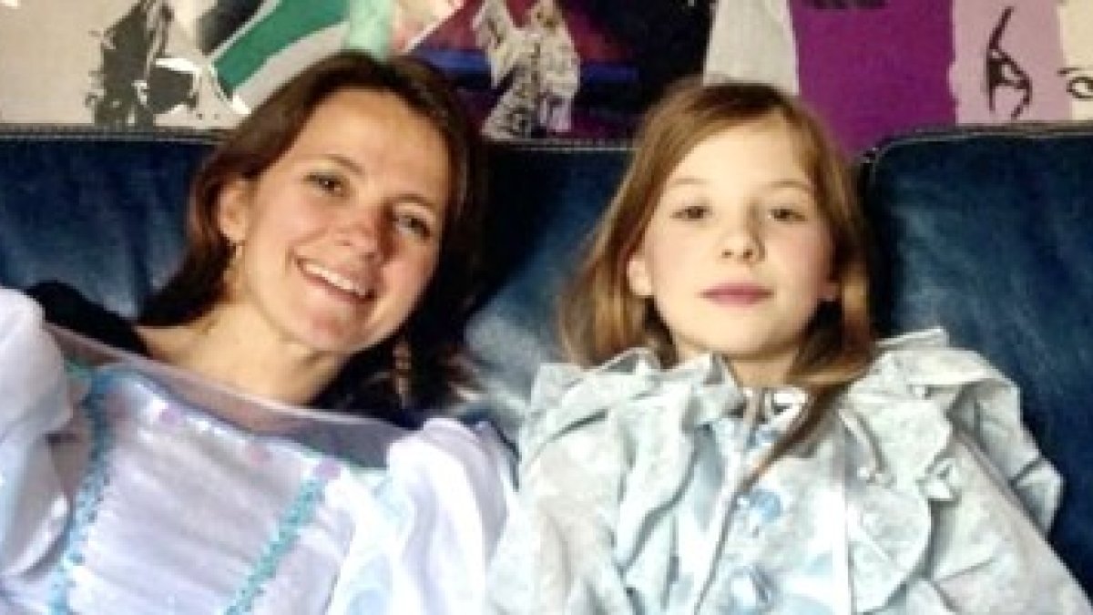 A la joven Ambre no le importa compartir sus vestidos de princesa con la directora, Anne-Dauphine