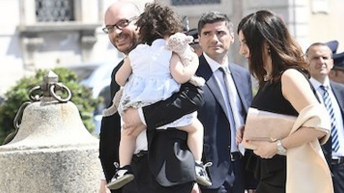 Lorenzo Fontana, con su mujer e hija, camino de tomar posesión de su cargo.