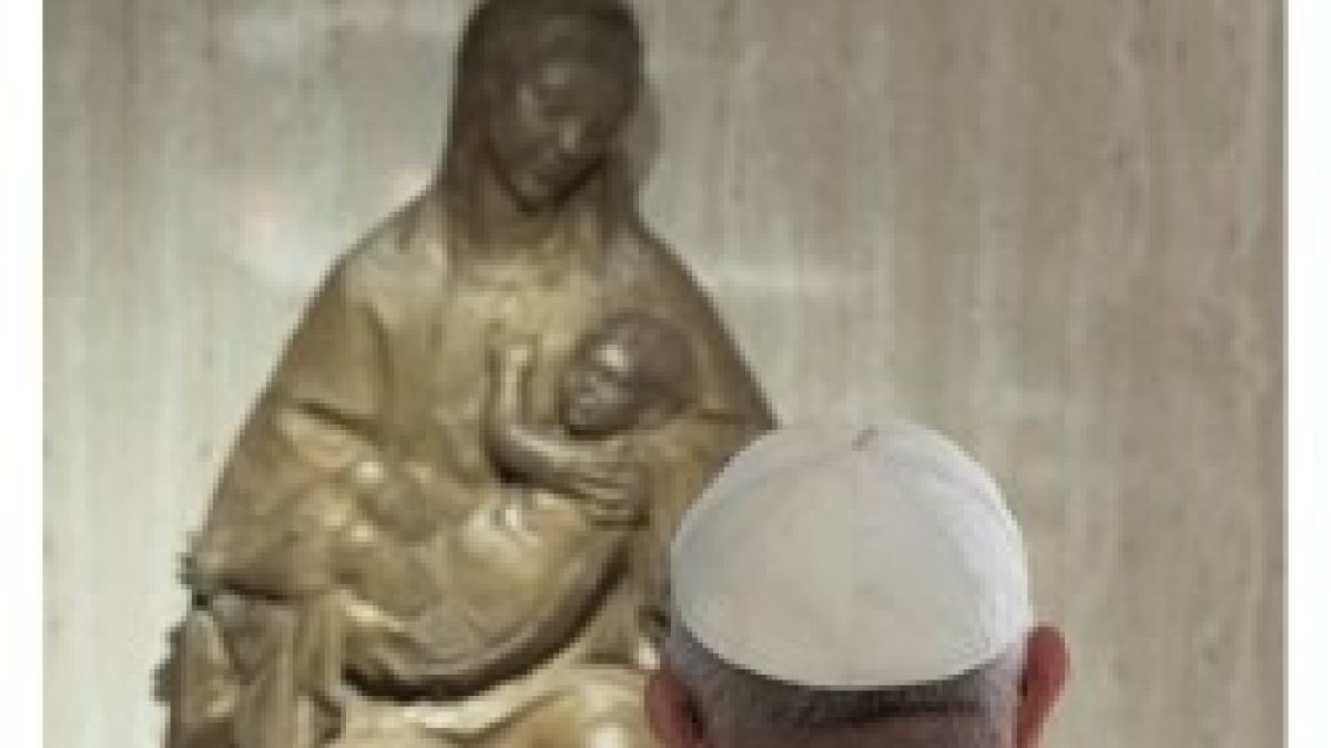 El Papa Francisco contempla a la Virgen y la presenta como Madre de la Iglesia