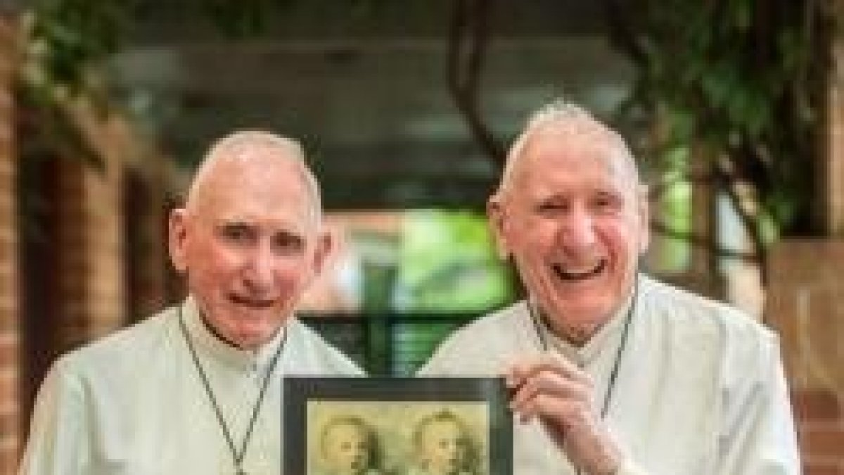 Patrick y John O Neil son gemelos y ambos sacerdotes desde hace 60 años
