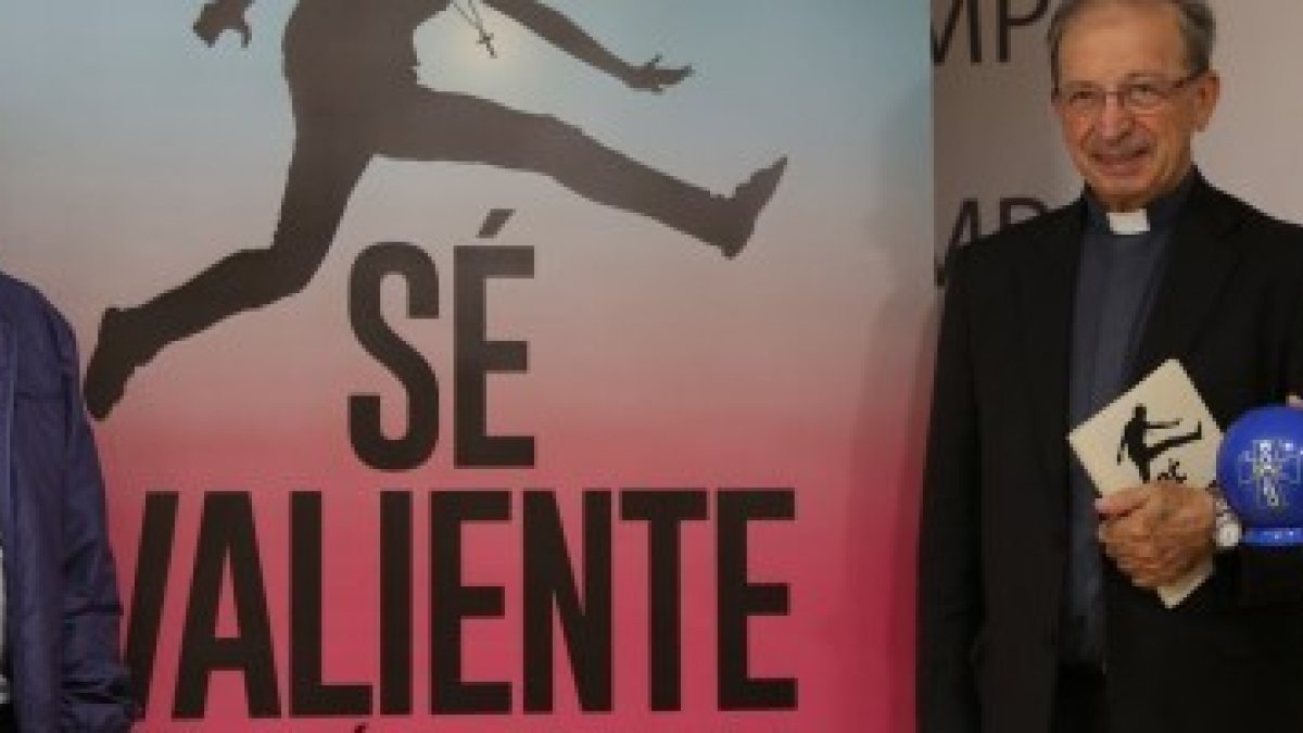 El obispo Adolfo Zon, el padre Anastasio Gil y la misionera laica en Etiopía Belén Manrique, en Obras Misionales