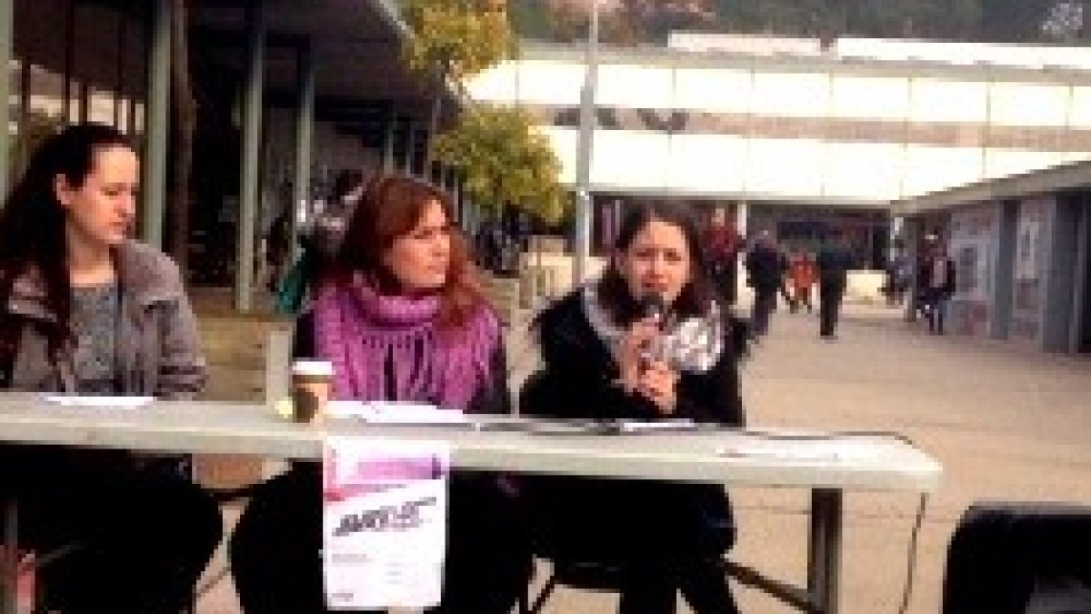 Jóvenes feministas en la UAB - en la calle hace frío, mejor sacarse un título de ideología de género