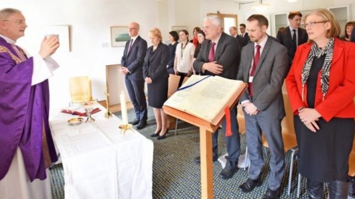 Primera misa en el Parlamento Escocés - no muy impresionante, pero sí histórica