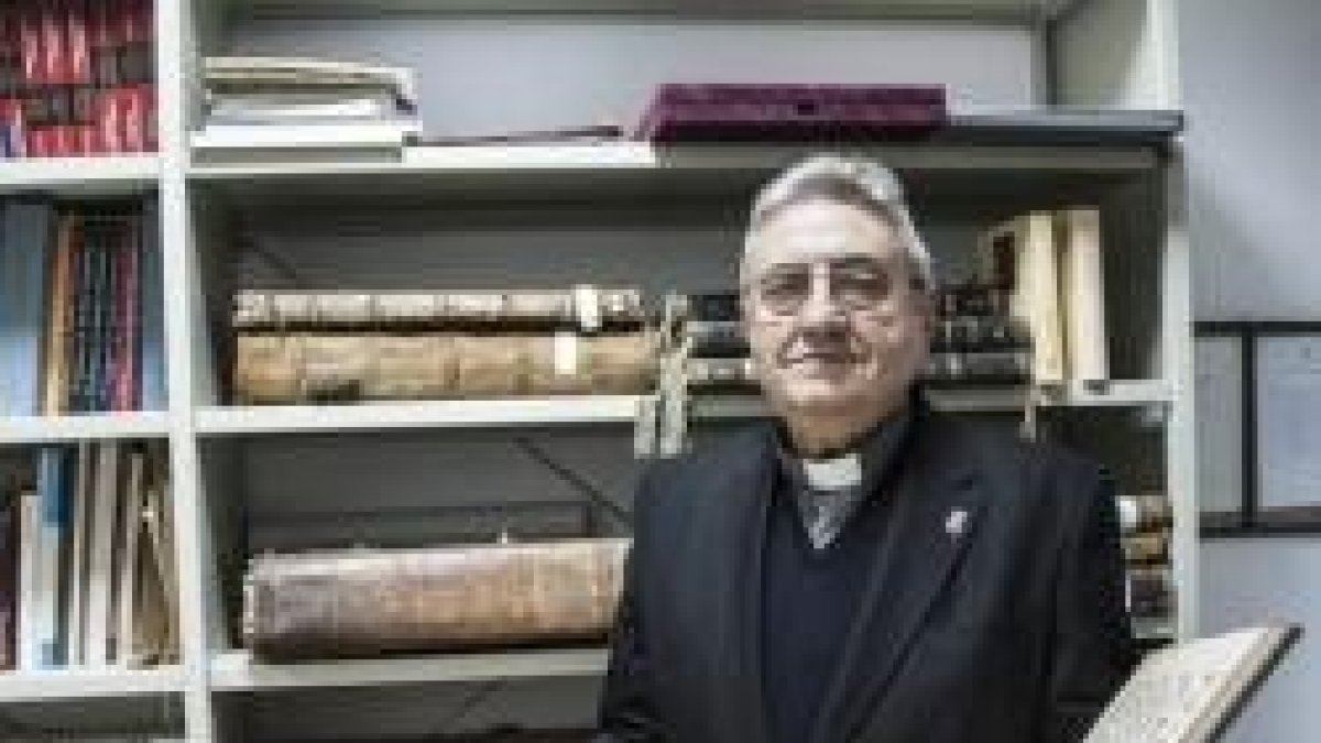 Teodoro Agustín López López, archivero eclesiástico de Badajoz, jubilado, desmonta leyendas