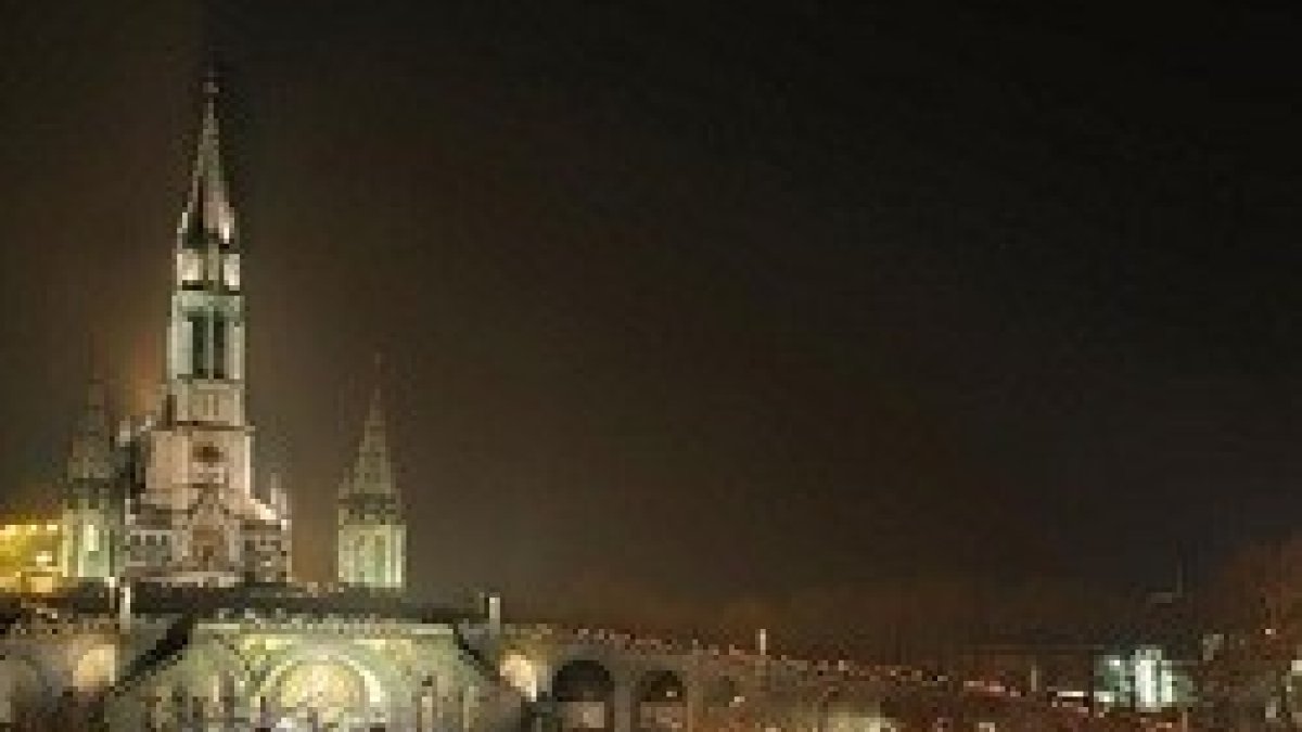 La procesión de las antorchas en Lourdes reúne a miles de peregrinos