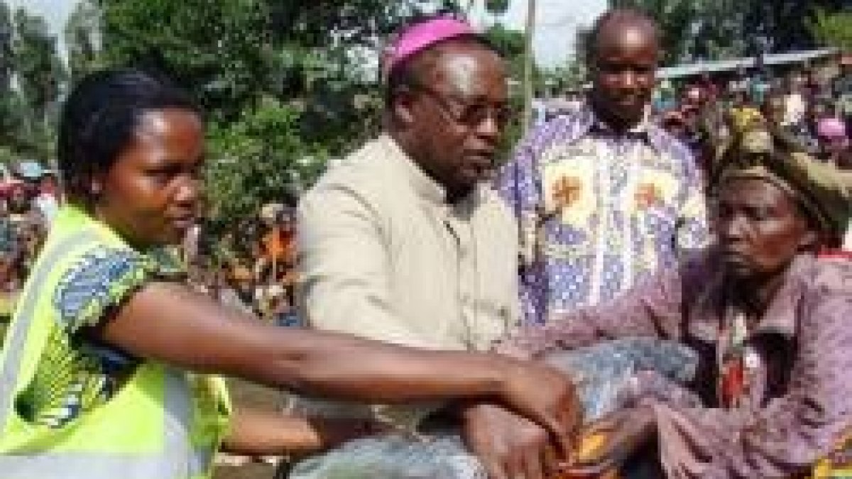 El obispo de la pobrísima Goma, Theophile Kaboy, con personal de Cáritas