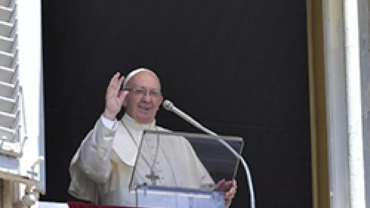 Francisco en el Ángelus: aprender palabras que liberan y miradas que devuelven el deseo de vivir