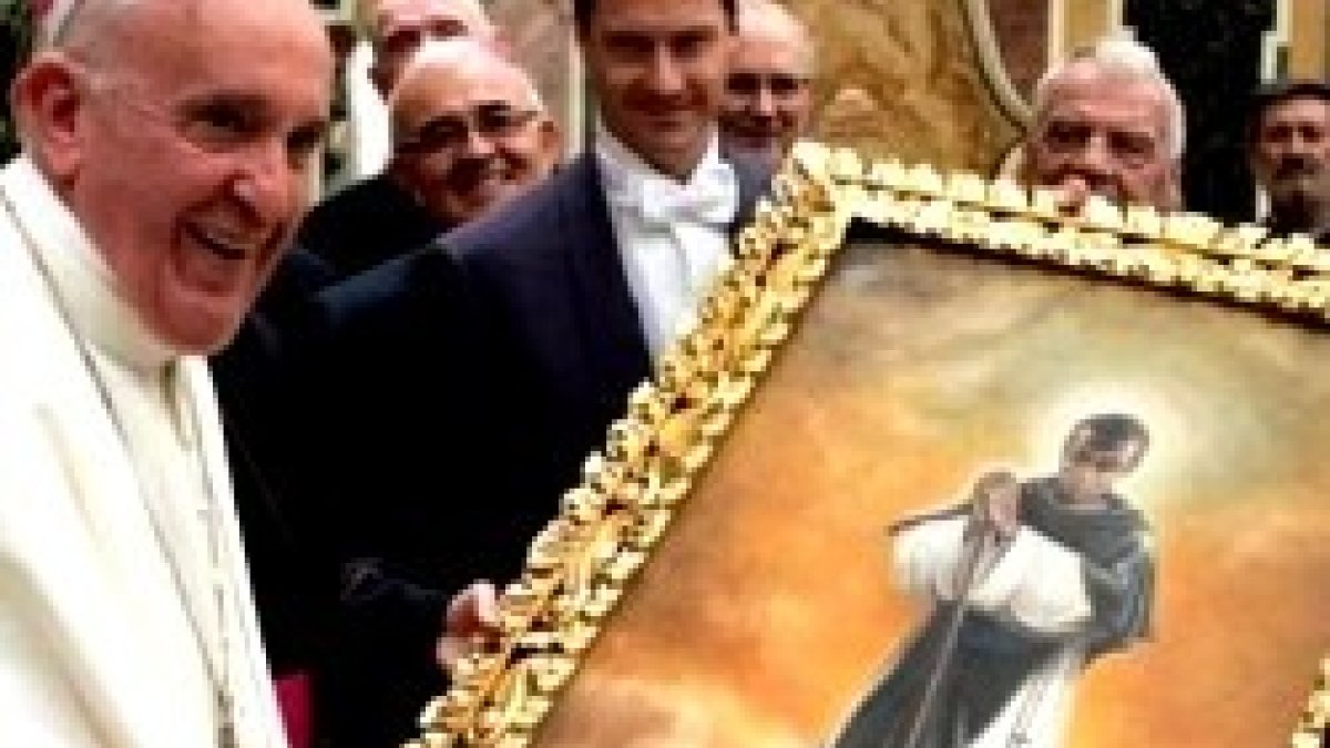 El Papa con un cuadro de Fray Martín de Porres y su famosa escoba