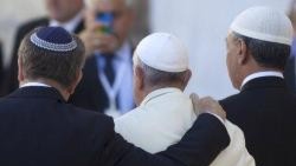 Francisco en Jerusalén en 2014, con un representante judío y otro musulmán