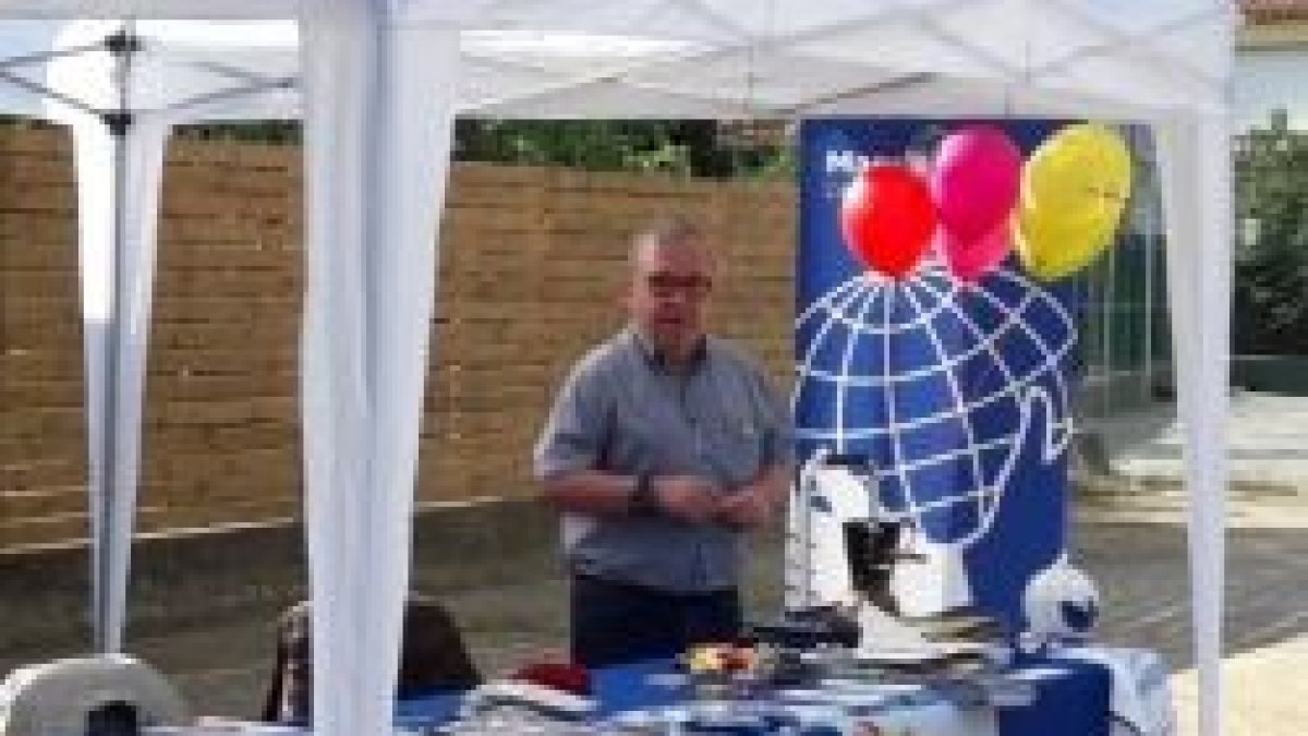 Joan Martí, presidente de Manos Unidas Barcelona, en un tenderete de la asociación en una feria de pueblo - paso a paso