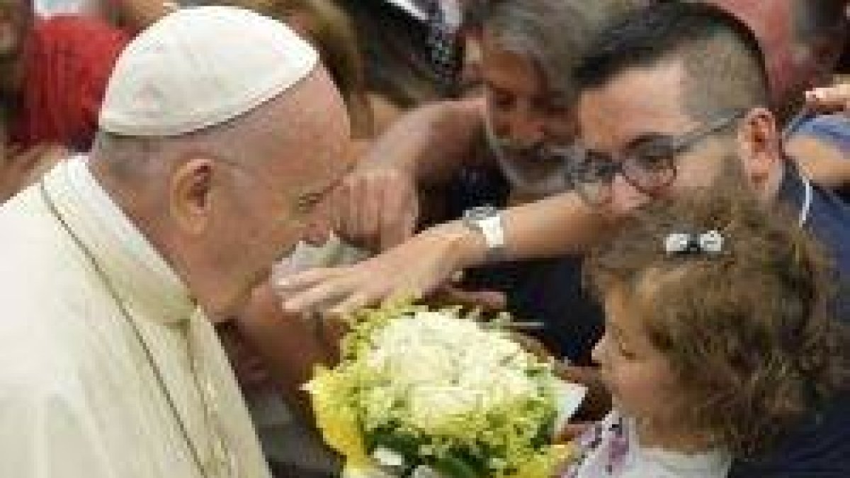 El Papa saluda a una niña durante la primera audiencia con catequesis de agosto