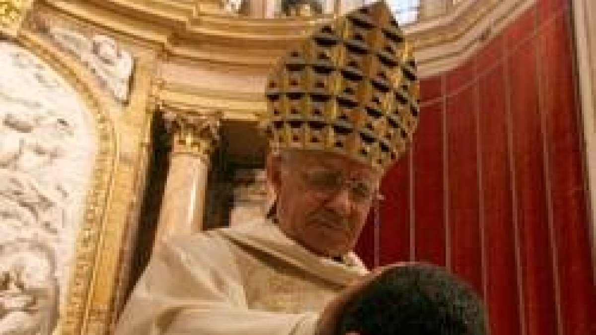 El obispo de Zamora, España, ordena un nuevo sacerdote - su relación no es laboral, dice la ley