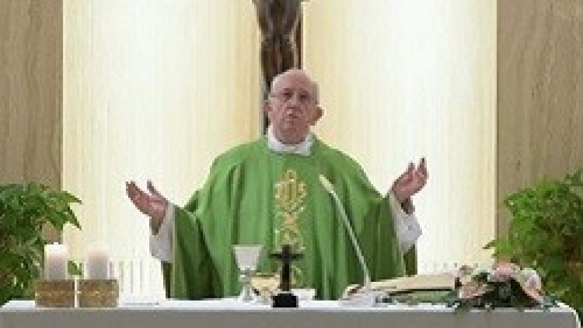 El Papa celebra misa en la capilla de la Casa Santa Marta