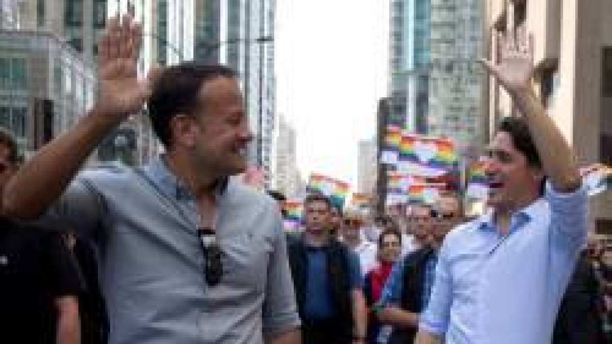 Leo Varadkar, a la izquierda, marcha con Justin Trudeau, primer ministro de Canadá, en el Orgullo Gay de Montreal