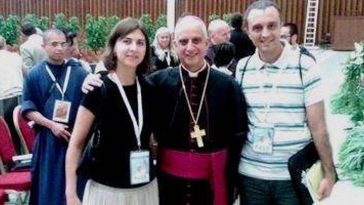 Icíar y Onofre, un matrimonio que sabe de nueva evangelización, con el arzobispo Rino Fisichella