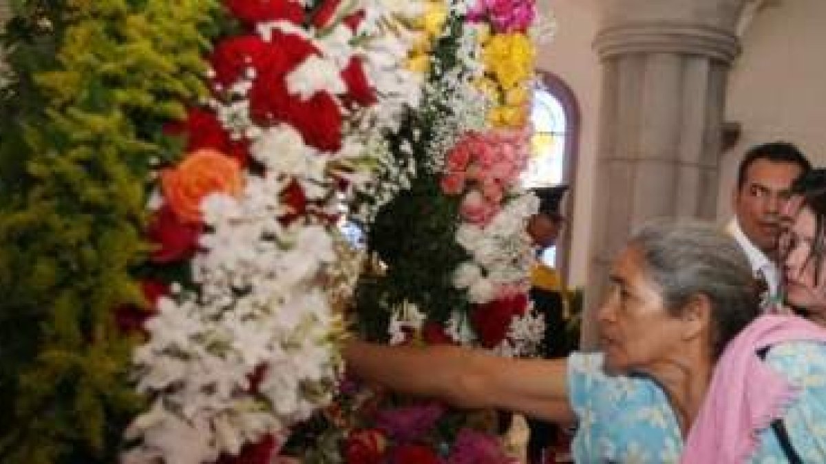 Los peregrinos buscan tocar a la pequeña Virgen de Suyapa, de madera negra
