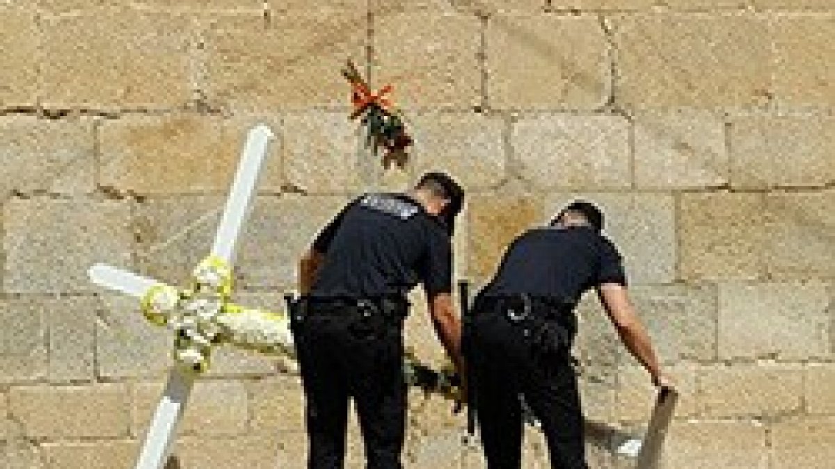 El alcalde de Callosa de Segura retira ilegalmente una cruz de flores instalada por los vecinos