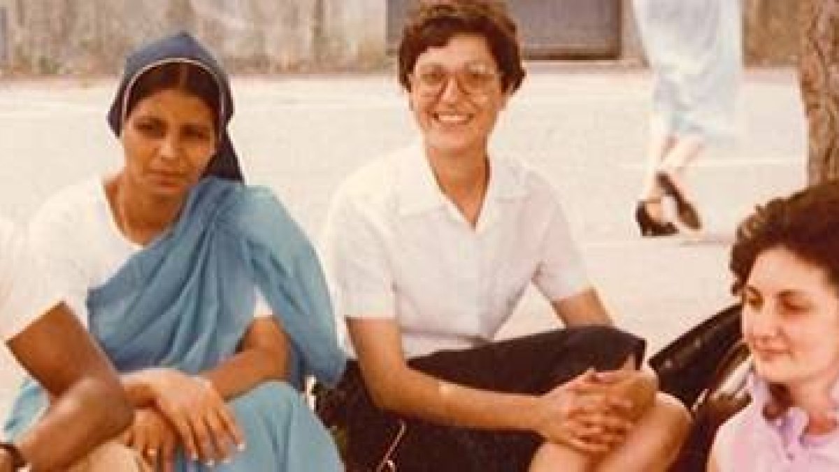 Esther Paniagua, en el centro de la imagen, y Caridad Álvarez, que no aparece en la foto, fueron asesinadas en la puerta de la capilla