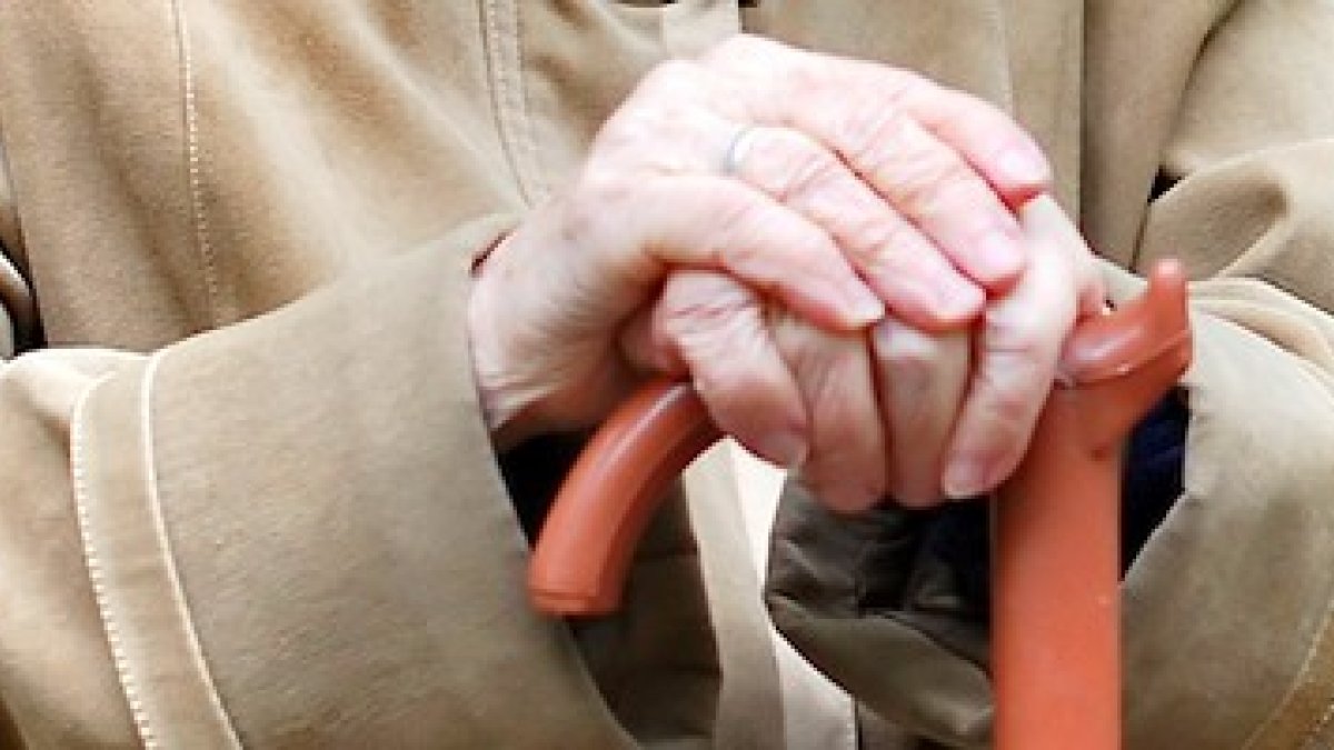 La necesidad de un bastón para caminar, incluso antes de la edad de 75 años que planteaba la primitiva norma holandesa no aprobada, bastará ahora para legitimar la eutanasia.