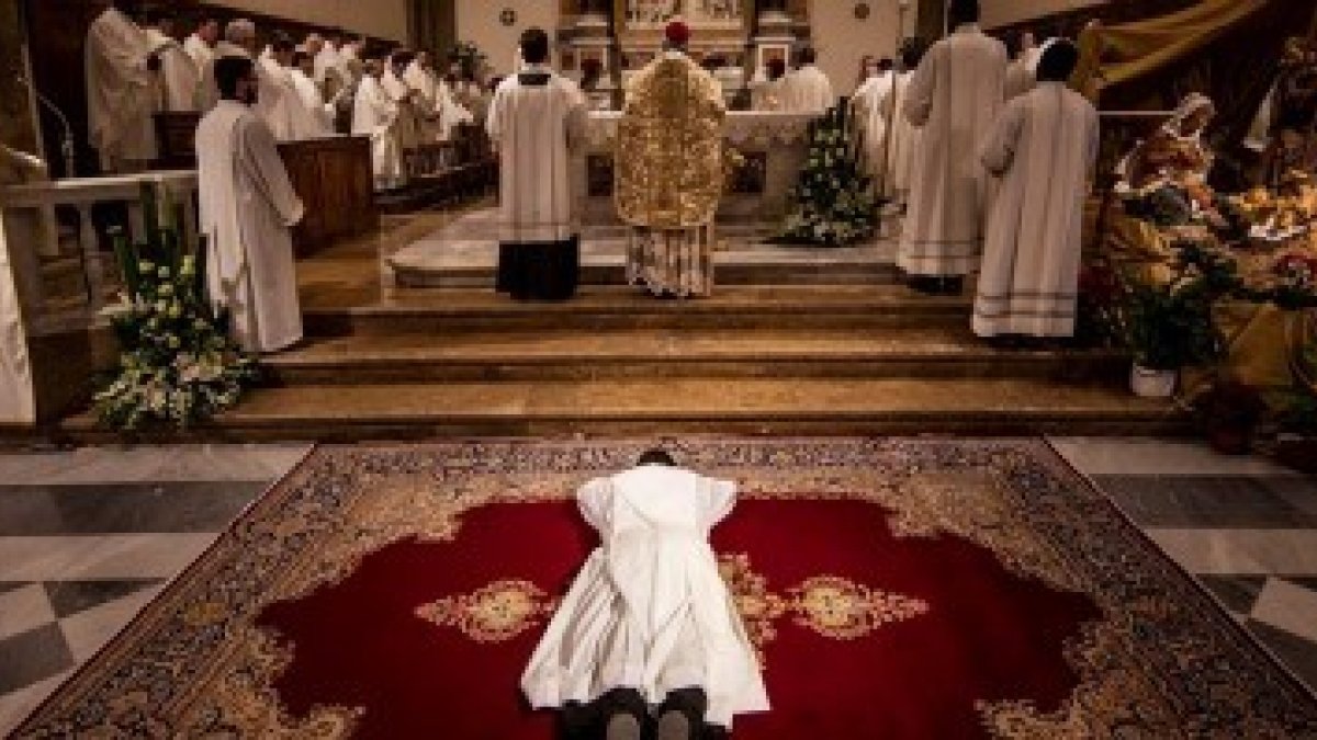 Ordenación de un nuevo sacerdote - en muchas diócesis, llegan con cuentagotas y la situación se hace insostenible