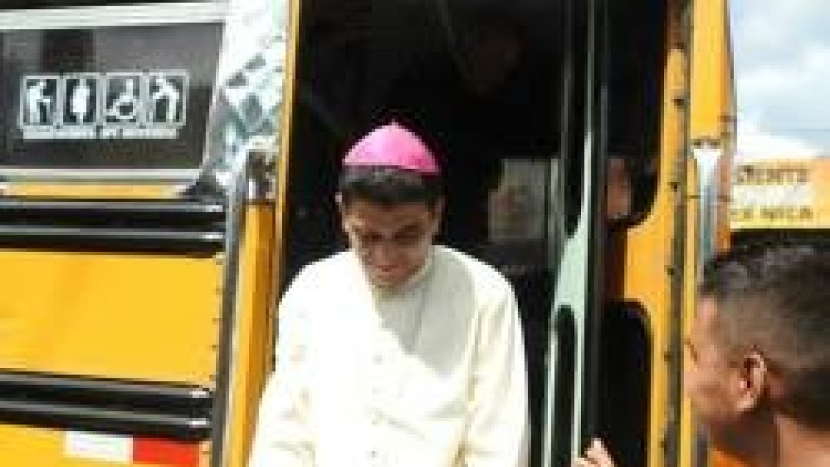 El obispo Rolando, de Matagalpa, Nicaragua, predica de autobús en autobús