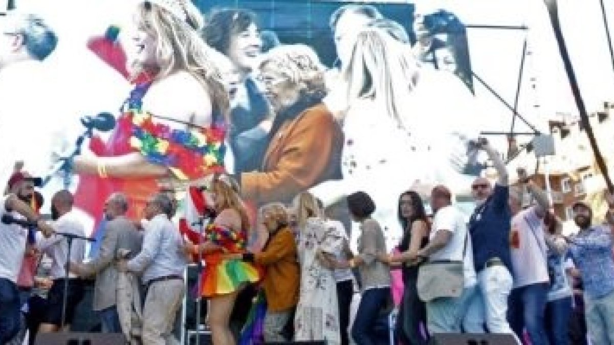 Políticos de todos los colores bailan la conga del Orgullo Gay en julio en Madrid
