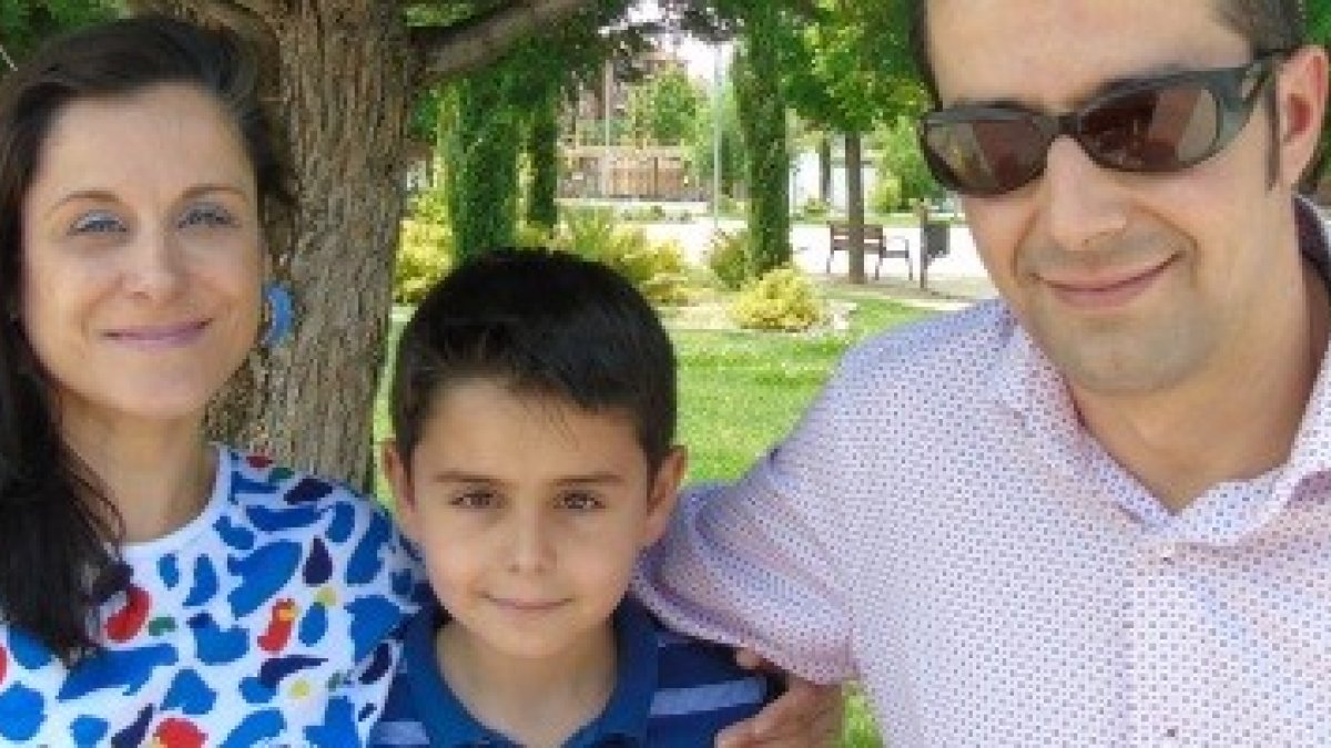 Ricardo y Eva y su hijo Ángel, feligreses novatos y alegres en Santa María de la Benquerencia, en Toledo